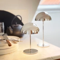 Lámpara de mesa LED Along de Dyberg Larsen, cromada, juego de 2 unidades