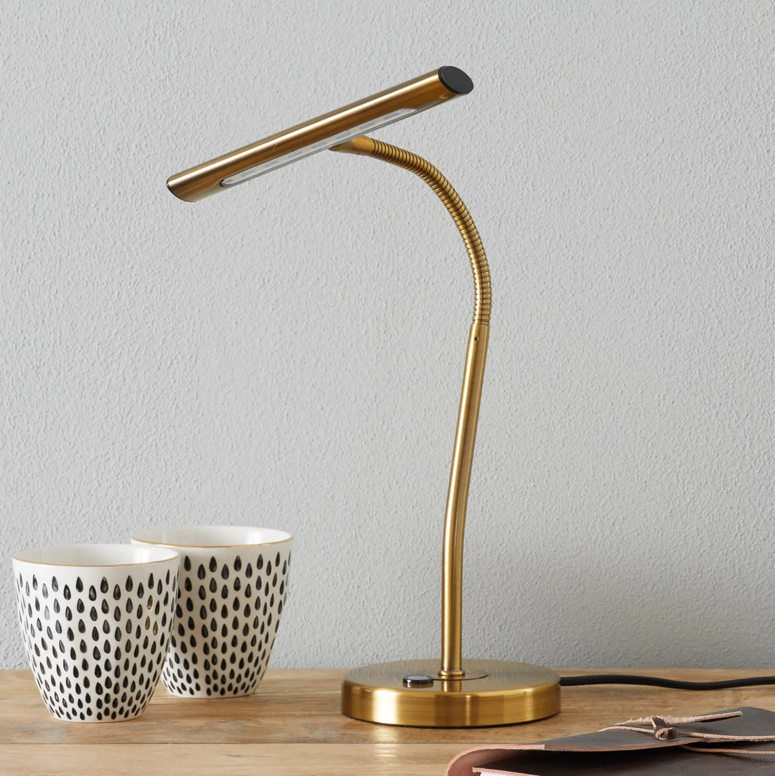 Lámpara de mesa LED curvable Curtis, latón envejecido