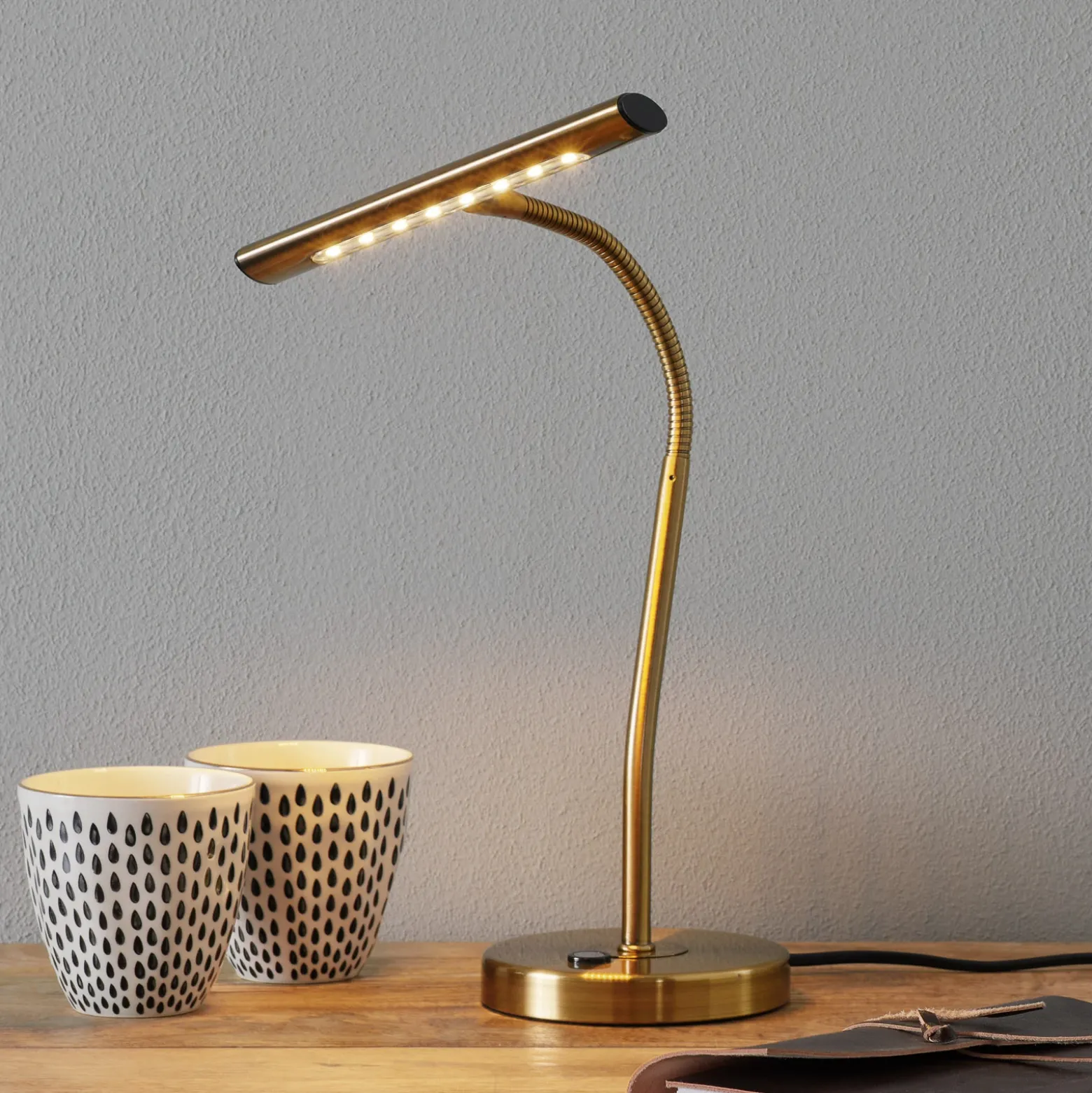 Lámpara de mesa LED curvable Curtis, latón envejecido