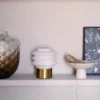 Lámpara de mesa LED Dyberg Larsen Diva, blanco/color latón