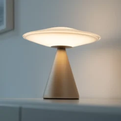 Lámpara de mesa LED Elipsa de Paul Neuhaus, blanca/bronce, atenuable