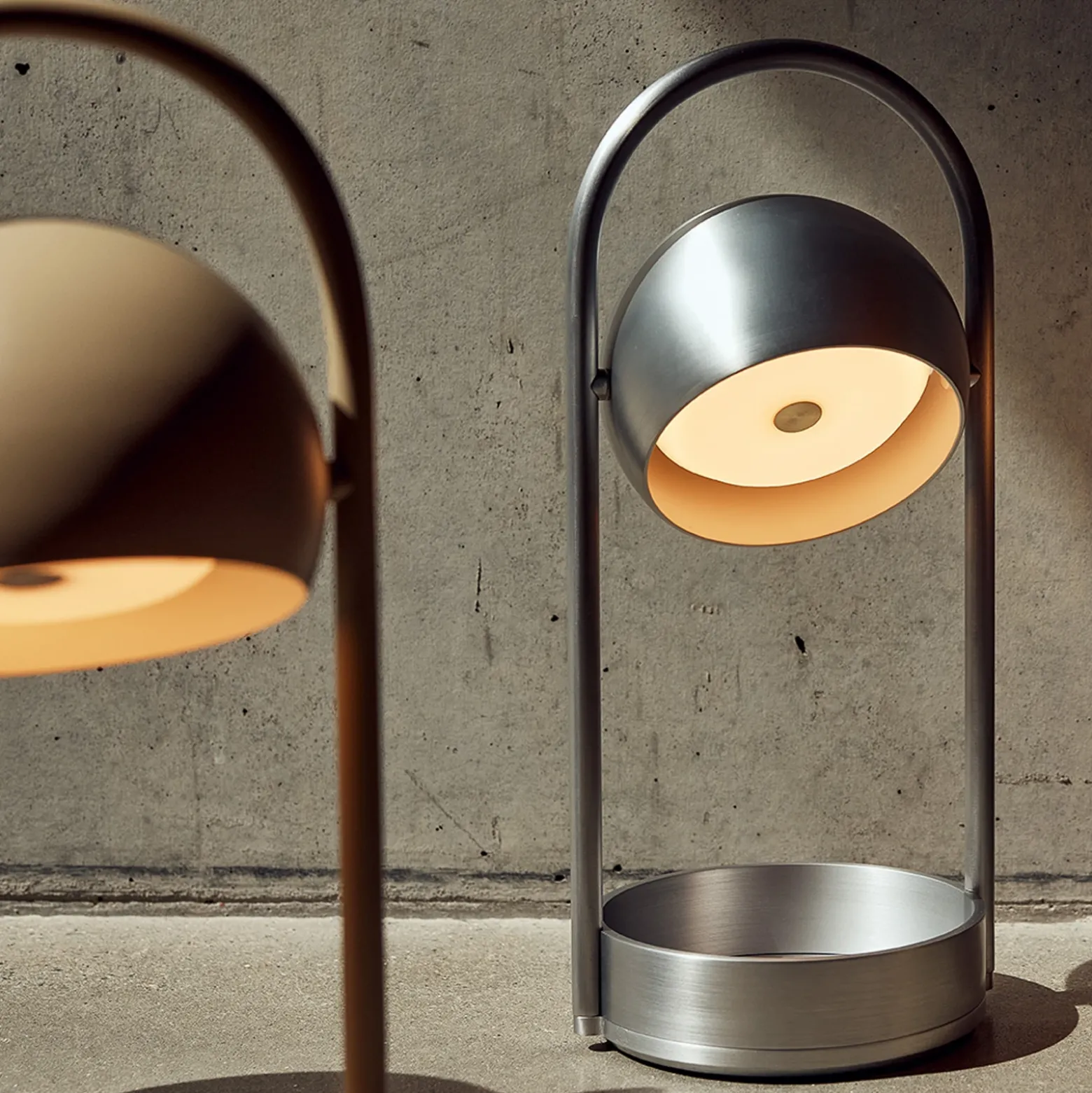 Lámpara de mesa LED FRANDSEN Ball Portable, gris arena, acero