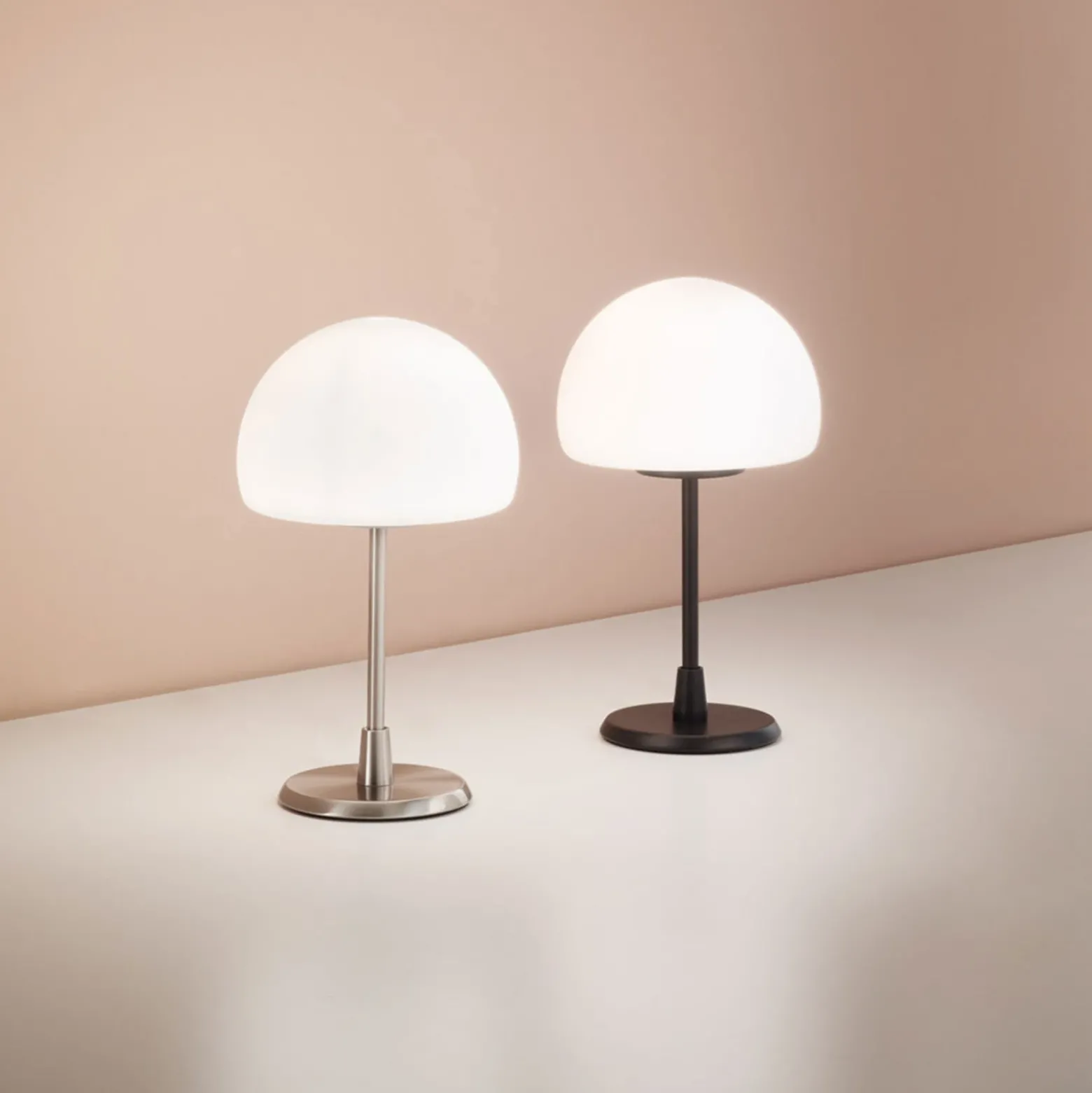 Lámpara de mesa LED Gaia, atenuador táctil, cromo