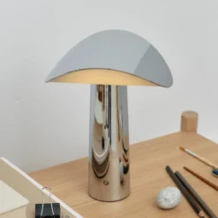 lámpara de mesa LED GEJST Lium, cromada, 2700 K, USB