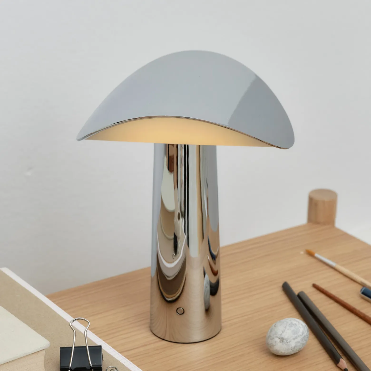 lámpara de mesa LED GEJST Lium, cromada, 2700 K, USB