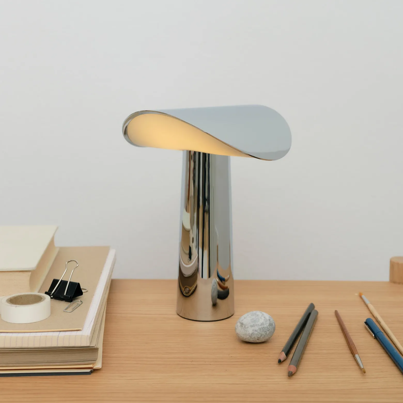 lámpara de mesa LED GEJST Lium, cromada, 2700 K, USB