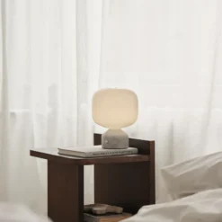 lámpara de mesa LED GEJST Meemo, mármol blanco, cristal, USB