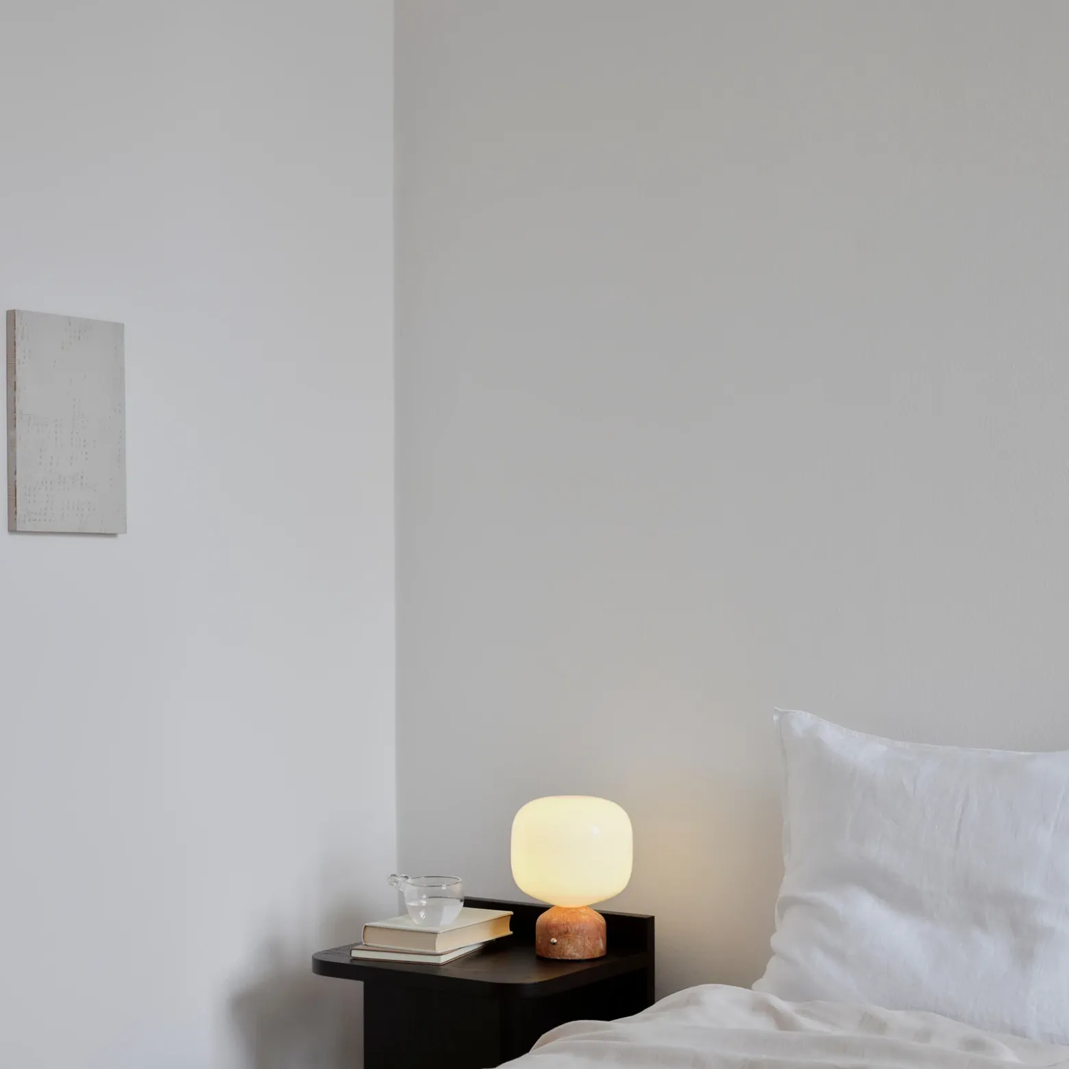 lámpara de mesa LED GEJST Meemo, mármol ámbar, cristal, USB