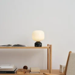 lámpara de mesa LED GEJST Meemo, mármol negro, cristal, USB