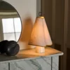 Lámpara de mesa LED Gubi Hornbæk, beige/amarillo, lona