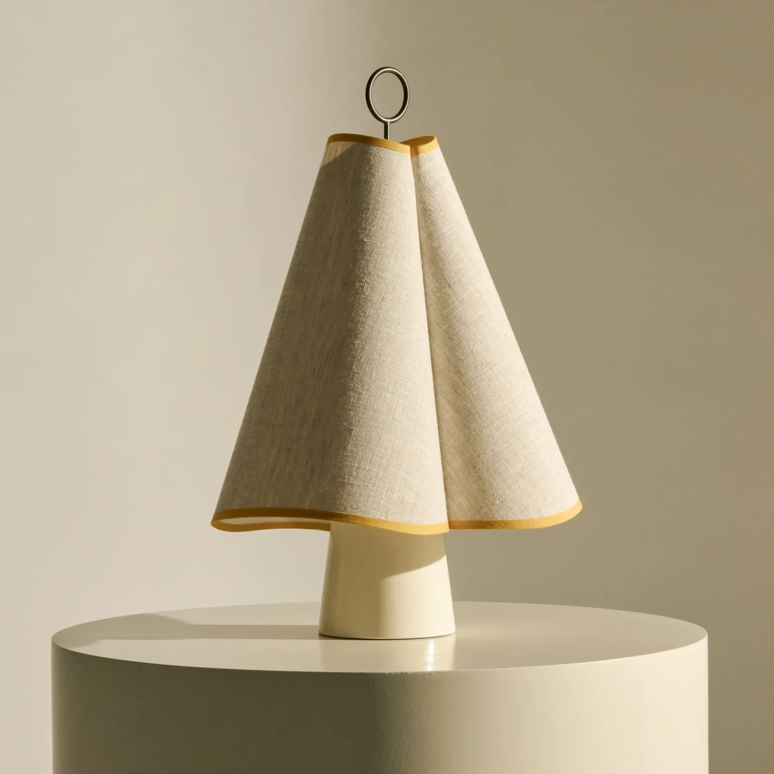 Lámpara de mesa LED Gubi Hornbæk, beige/amarillo, lona
