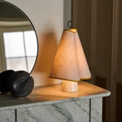Lámpara de mesa LED Gubi Hornbæk, beige/amarillo, lona
