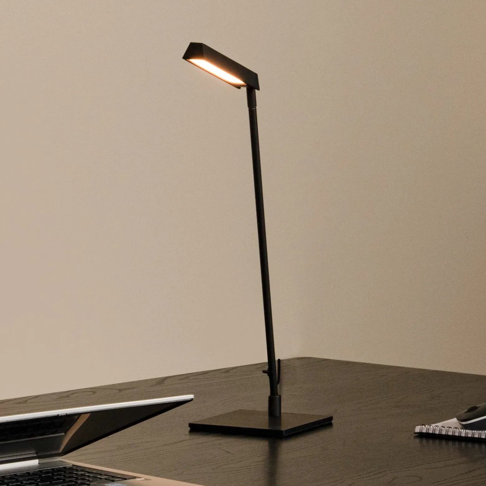Lámpara de mesa LED Lavale, negra, atenuable, altura 42 cm