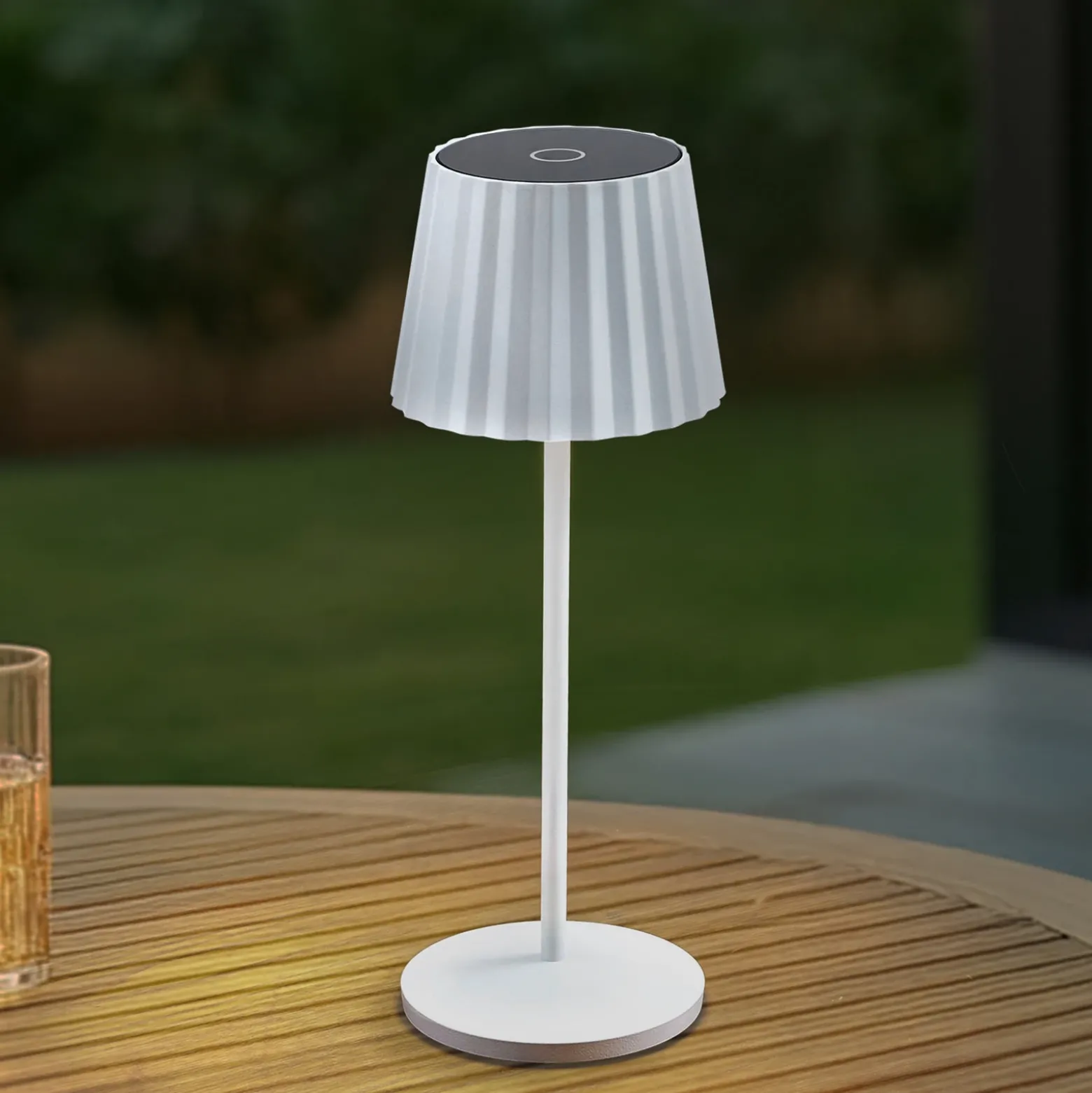 Lámpara de mesa LED Lindby Esali, blanca, ranuras, 29 cm