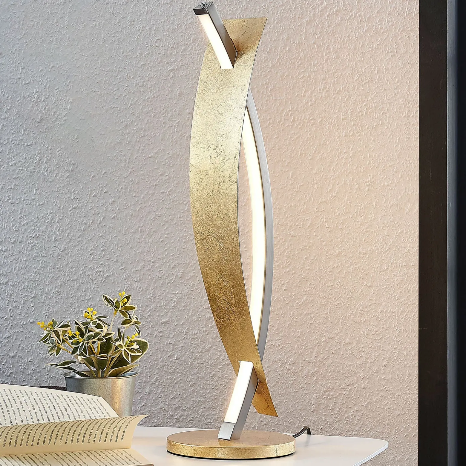 Lámpara de mesa LED Lucande Marija, dorada, atenuable, 62 cm