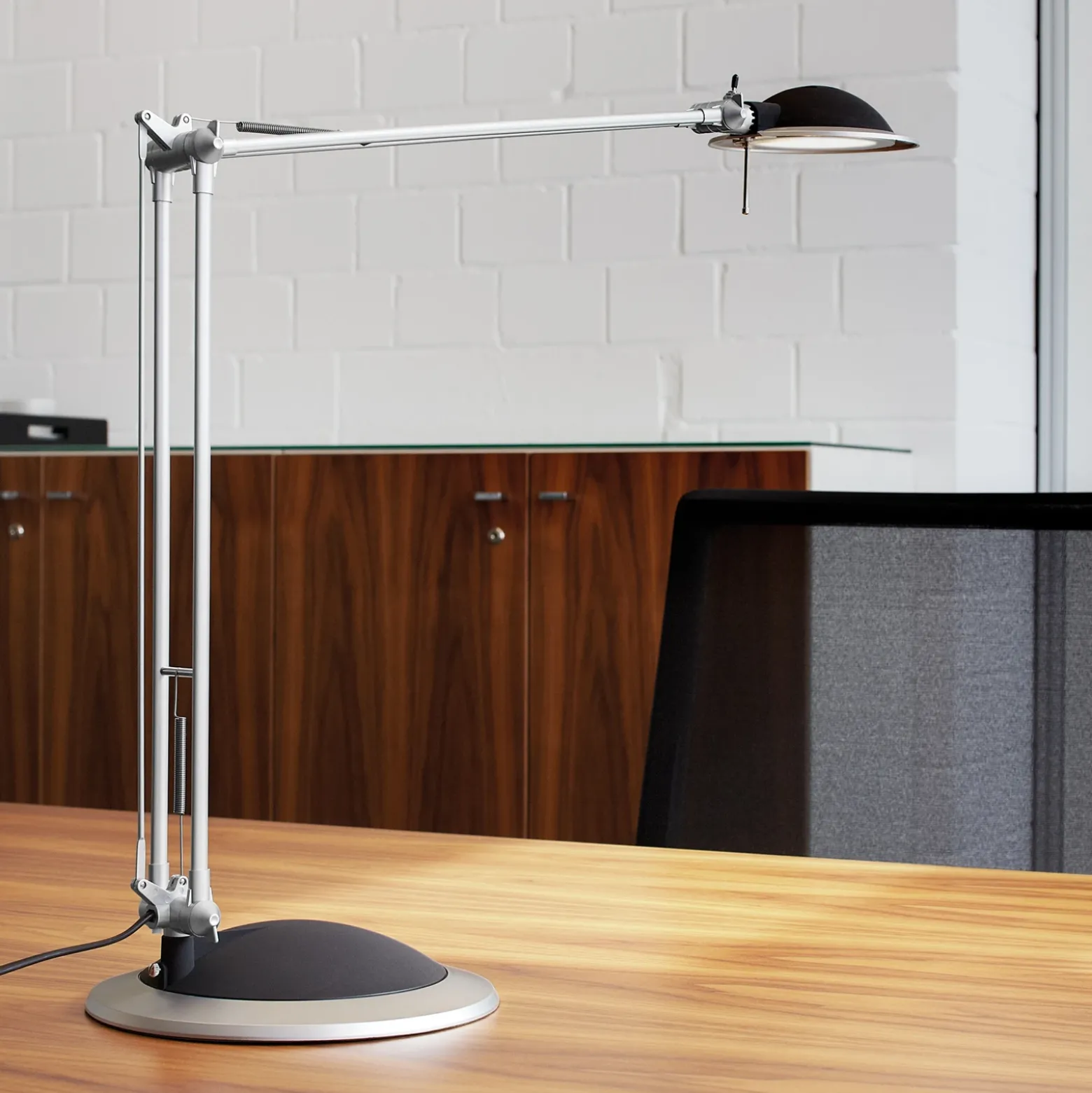 Lámpara de mesa LED MAULbusiness, aluminio, altura 50 cm