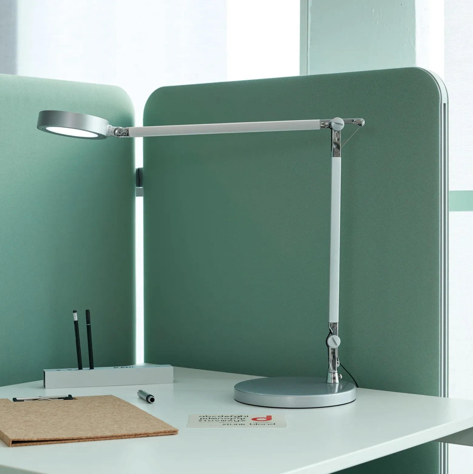 Lámpara de mesa LED MAULgrace, color plata, 37 cm, atenuable, CCT