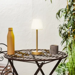 Lámpara de mesa LED Newgarden Lola Slim con batería, latón