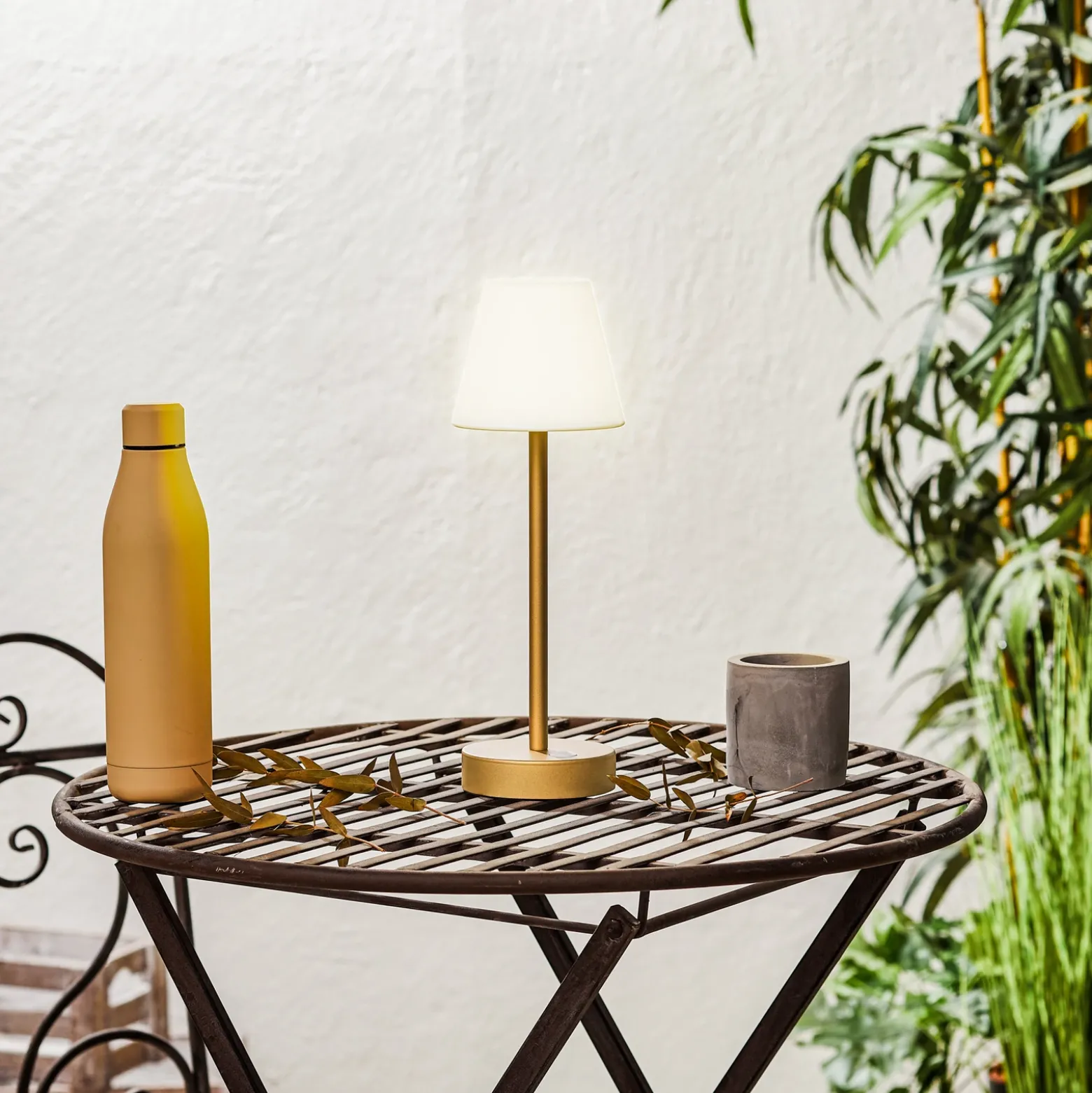 Lámpara de mesa LED Newgarden Lola Slim con batería, latón