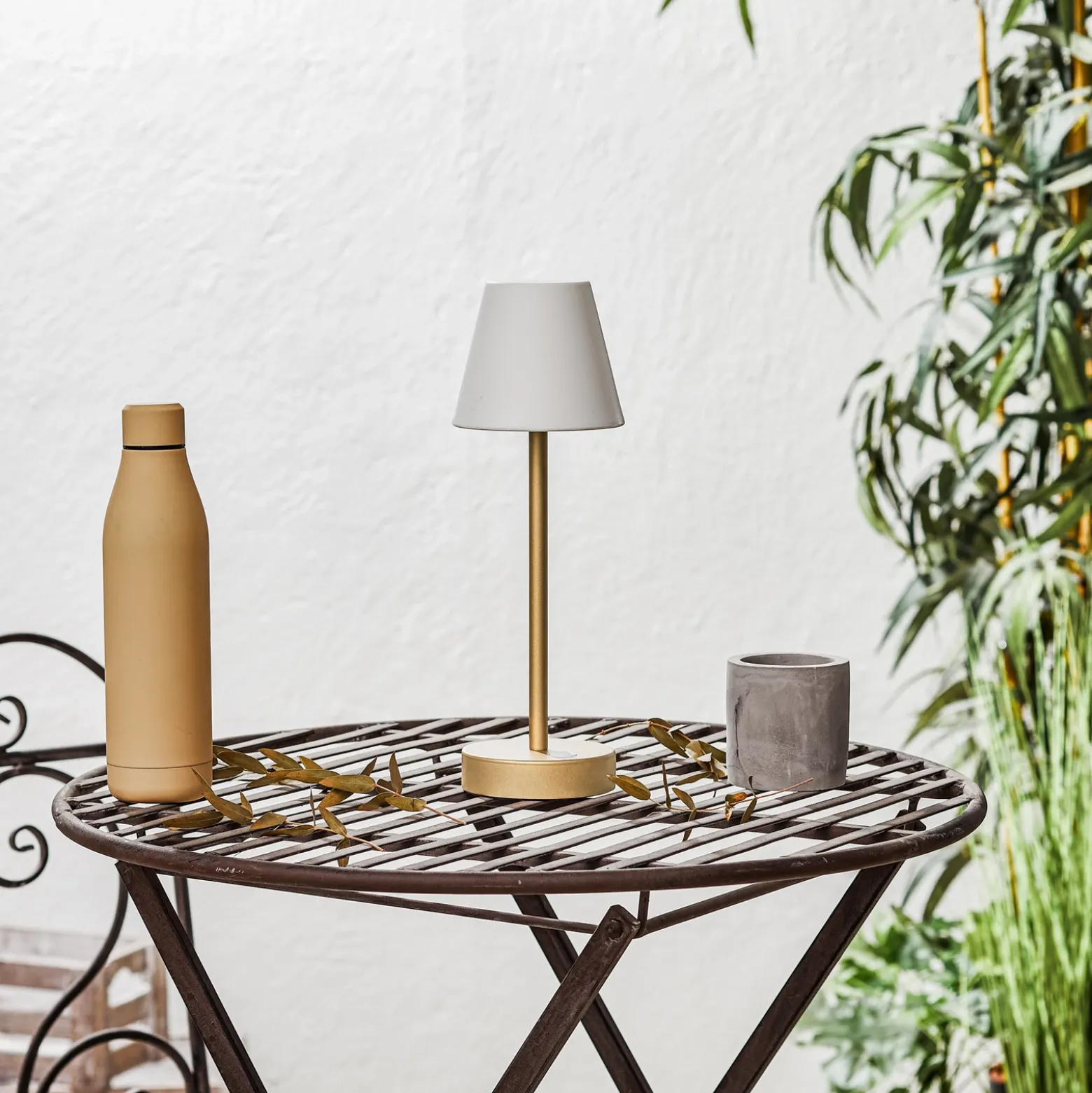 Lámpara de mesa LED Newgarden Lola Slim con batería, latón