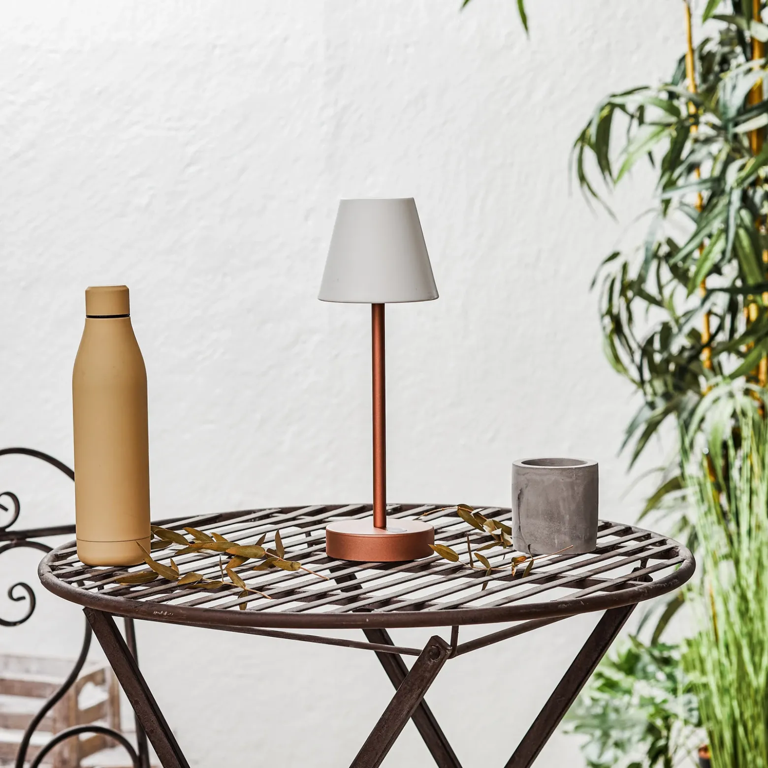 Lámpara de mesa LED Newgarden Lola Slim con batería, oro rosa