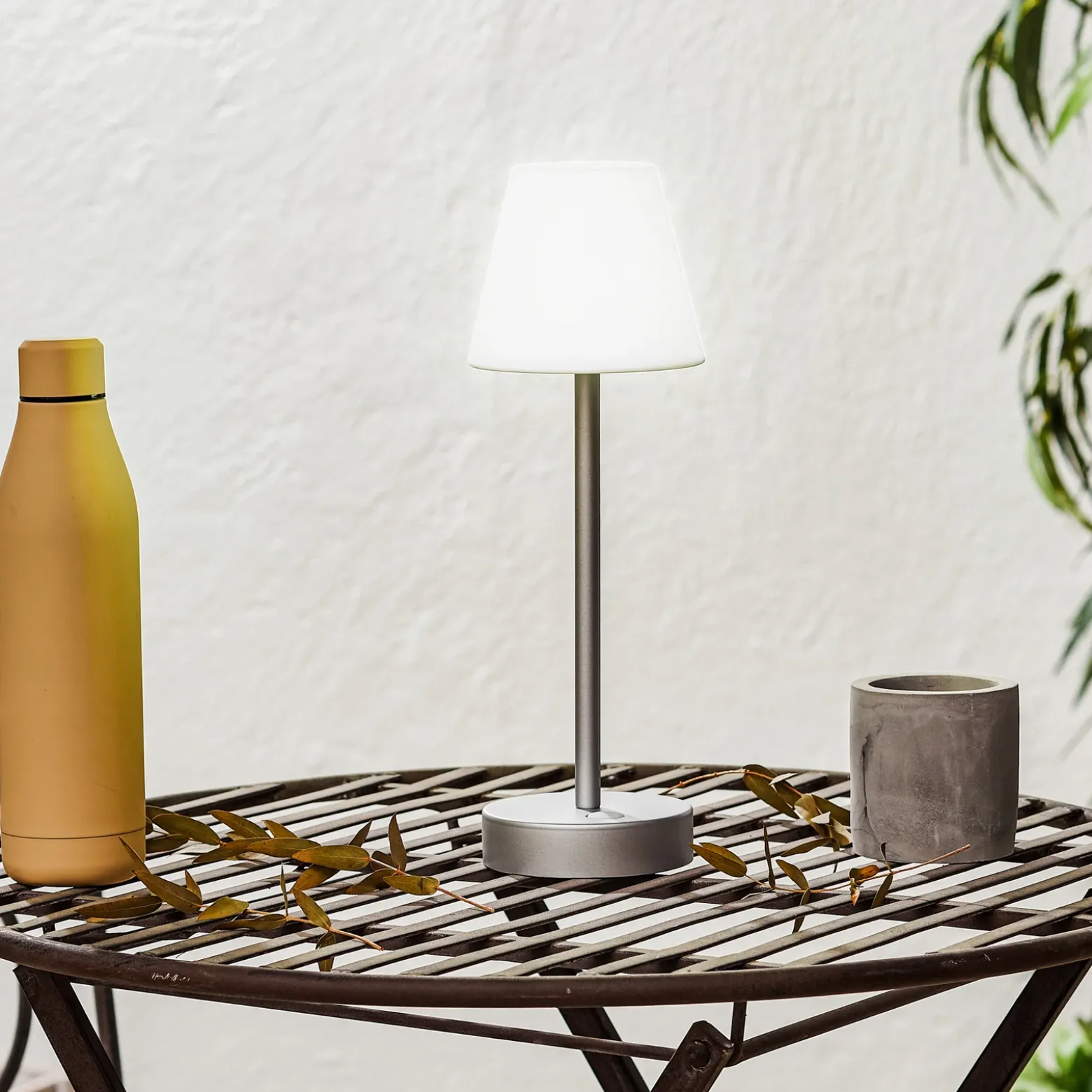 Lámpara de mesa LED Newgarden Lola Slim con batería, gris