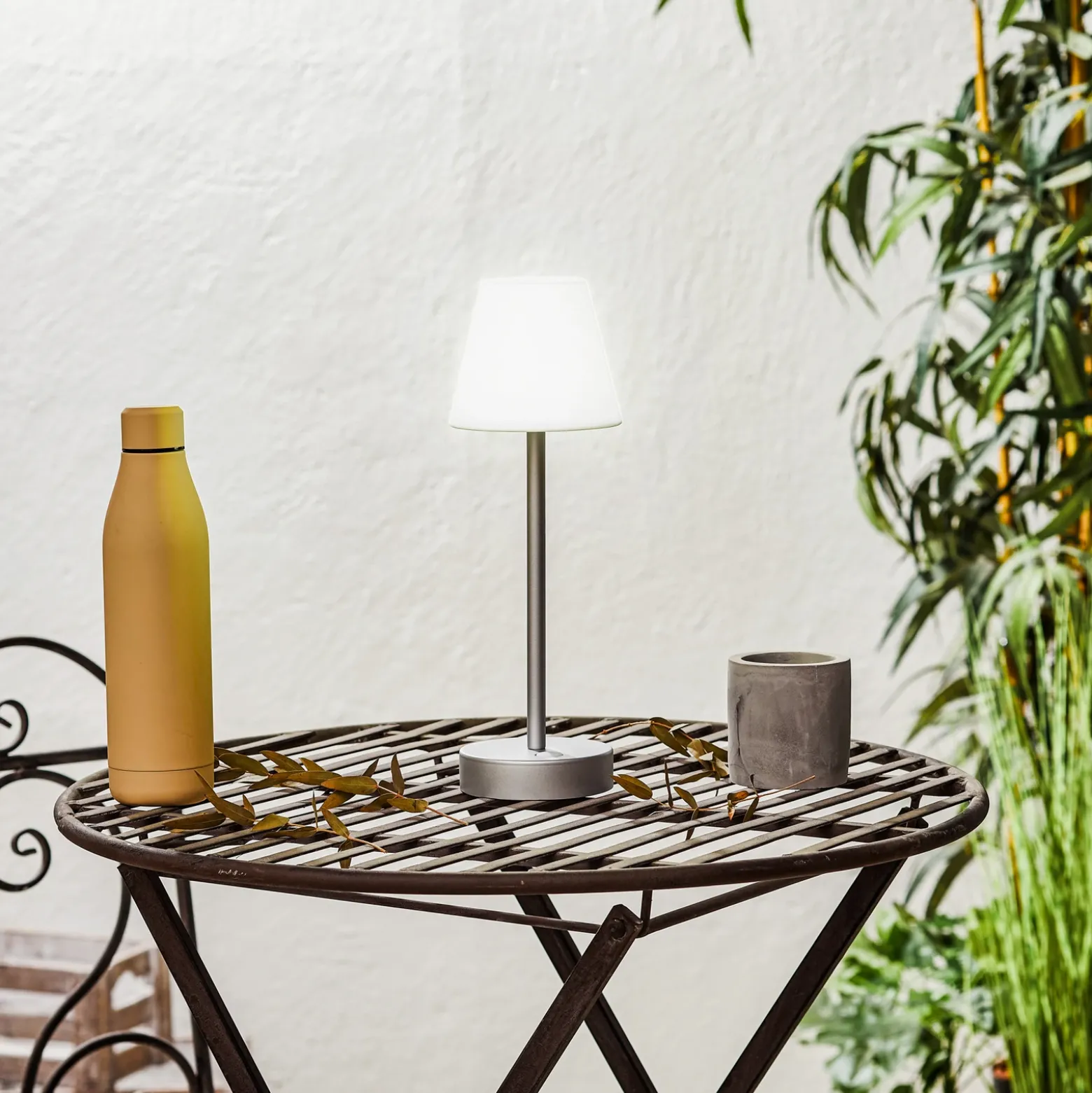 Lámpara de mesa LED Newgarden Lola Slim con batería, gris