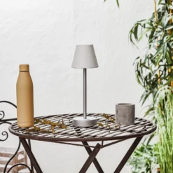 Lámpara de mesa LED Newgarden Lola Slim con batería, gris