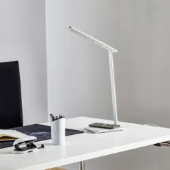 Lámpara de mesa LED Orbit con inducción plateada