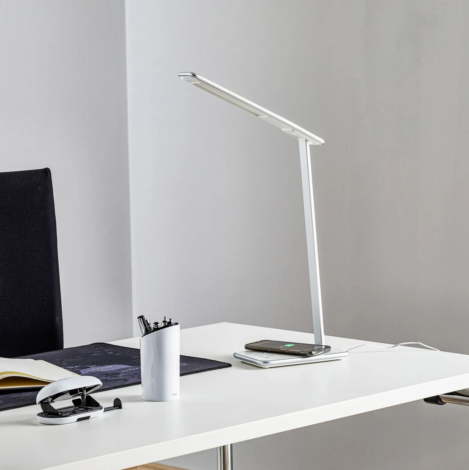 Lámpara de mesa LED Orbit con inducción plateada