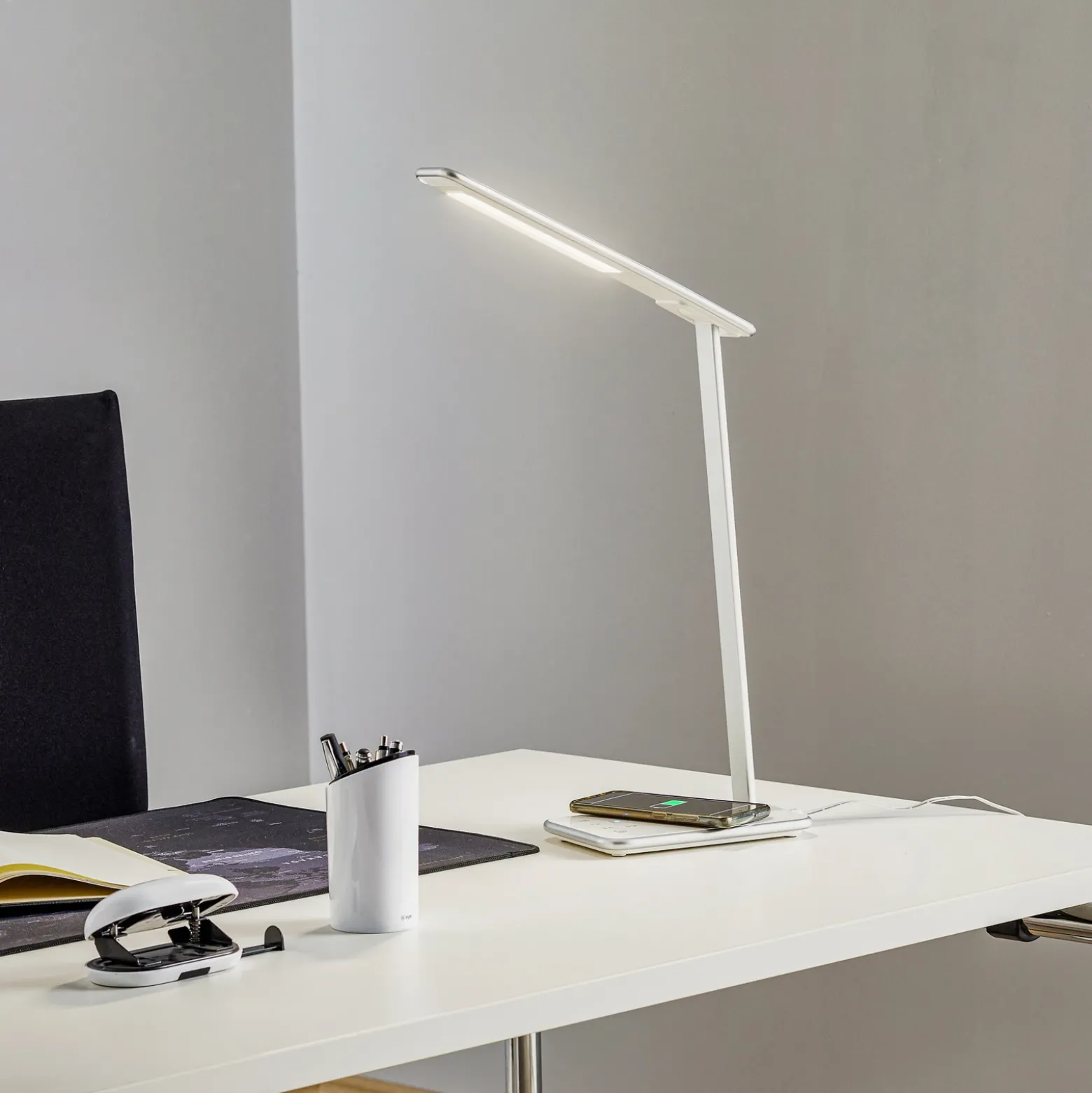 Lámpara de mesa LED Orbit con inducción plateada