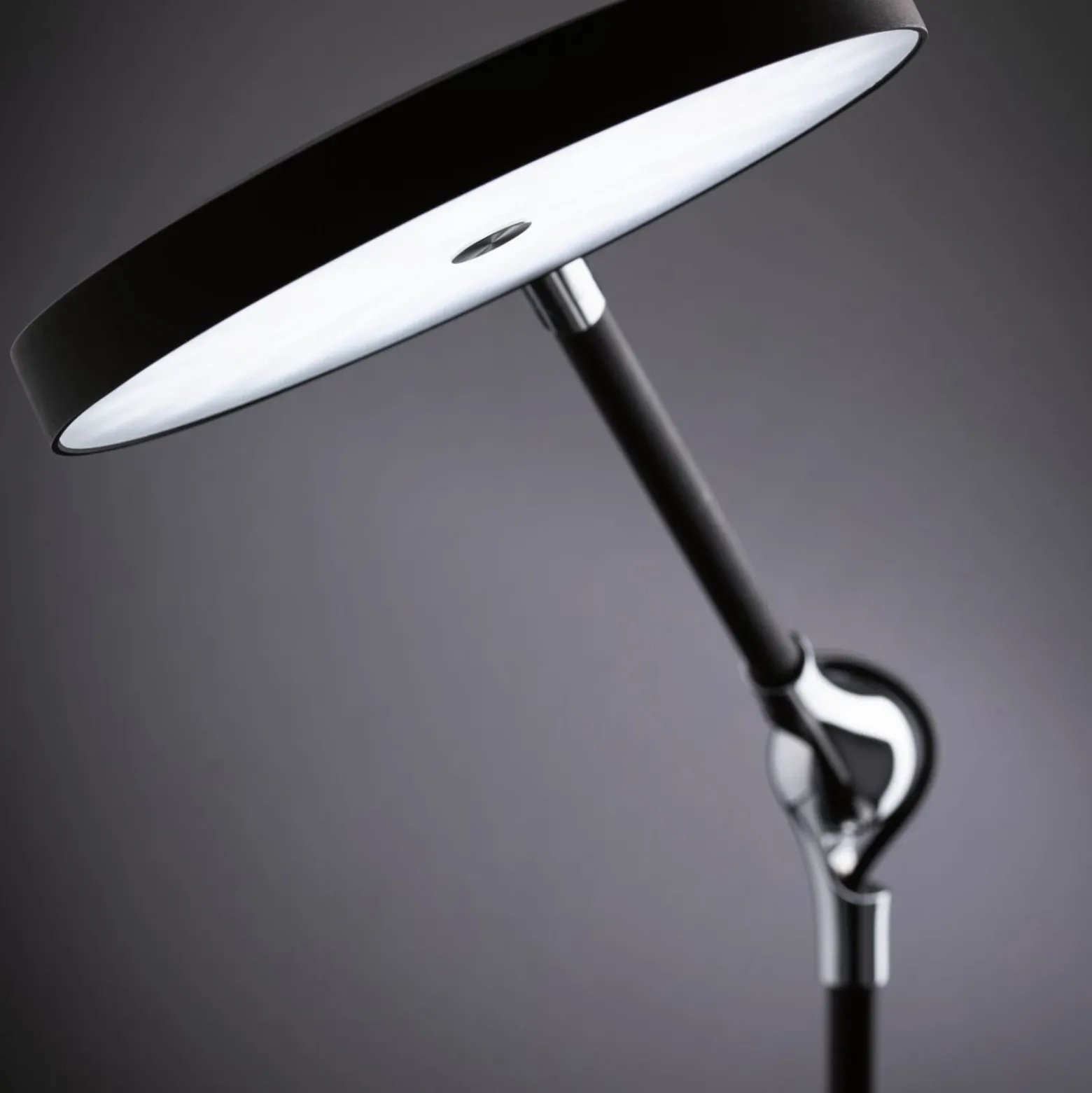 lámpara de mesa LED Paulmann Numis con función de carga, color negro