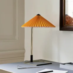 Lámpara de mesa LED plisada HAY Matin 380, amarilla