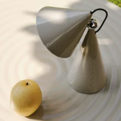 Lámpara de mesa LED Pose de Tom Dixon, gris claro, altura 25 cm