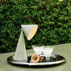 Lámpara de mesa LED Pose de Tom Dixon, gris claro, altura 25 cm