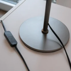 Lámpara de mesa LED Posh de SCHÖNER WOHNEN, cristal ahumado, 3000 K