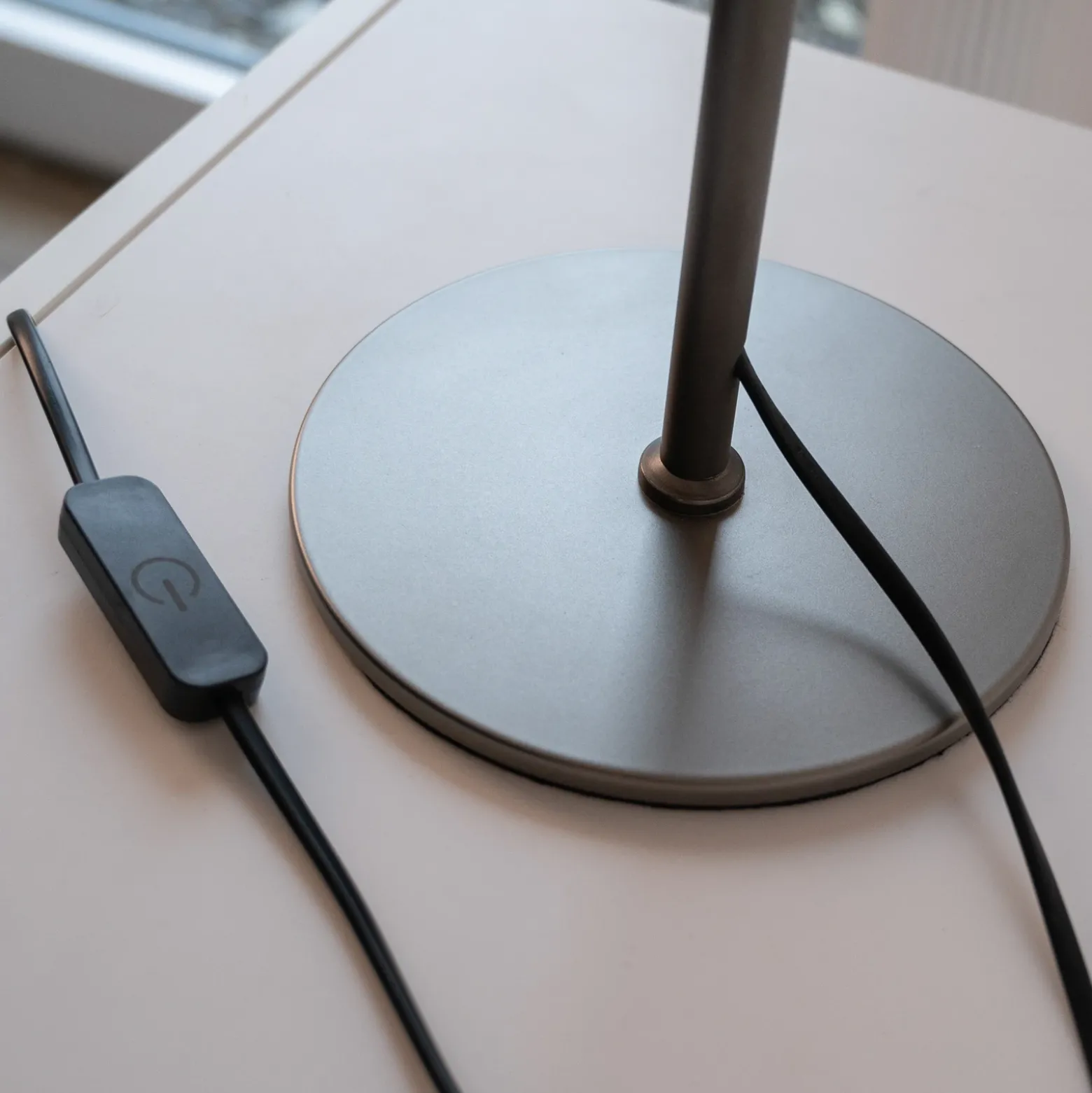 Lámpara de mesa LED Posh de SCHÖNER WOHNEN, cristal ahumado, 3000 K