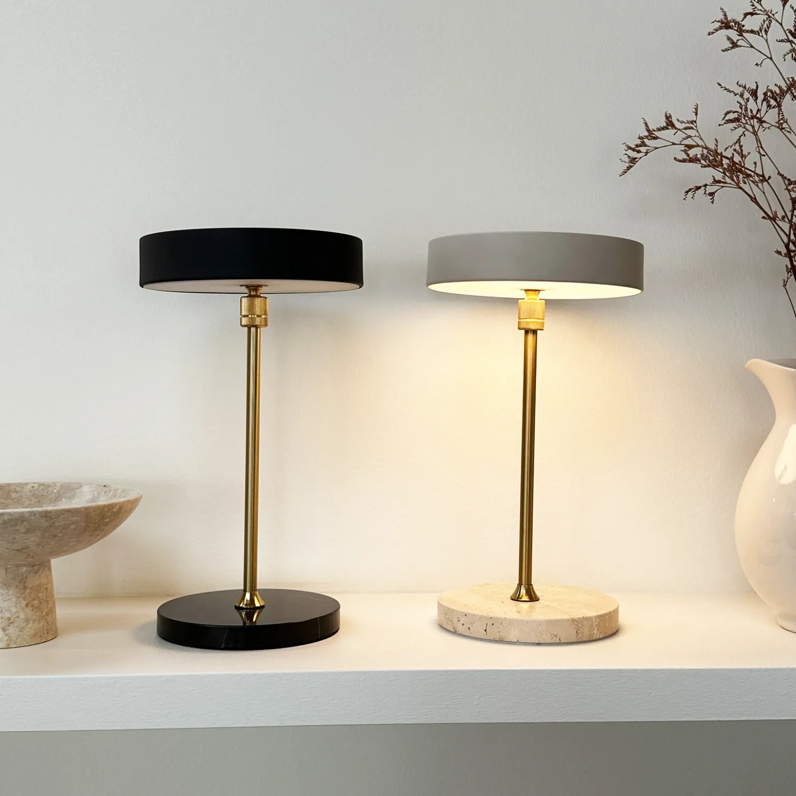 Lámpara de mesa LED recargable Dyberg Larsen «Moonlight», color beige
