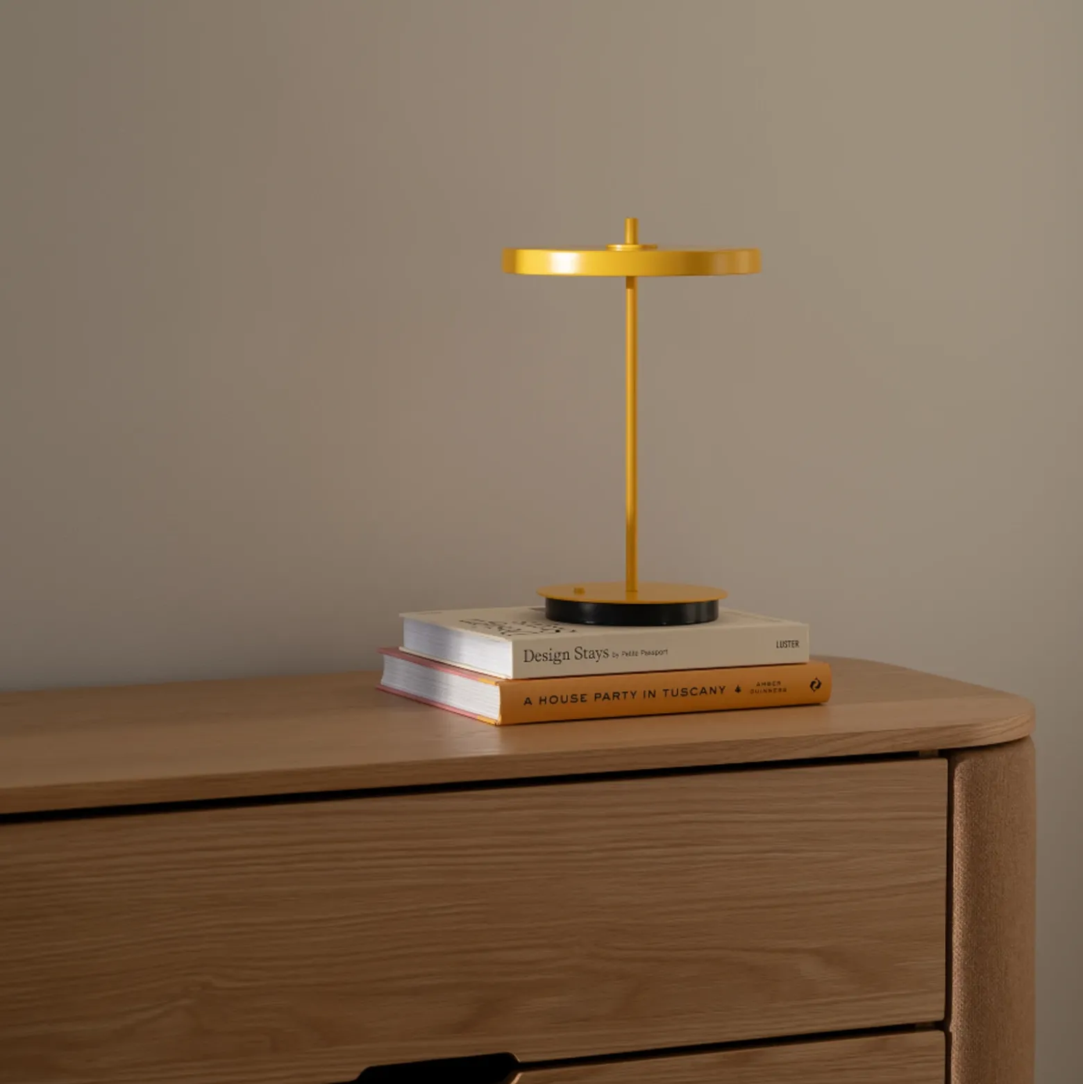 Lámpara de mesa LED recargable UMAGE Asteria Move, amarillo sol liso, 31 cm