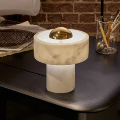 lámpara de mesa LED recargable Stone de Tom Dixon, color dorado, altura 19 cm