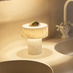 lámpara de mesa LED recargable Stone de Tom Dixon, color dorado, altura 19 cm