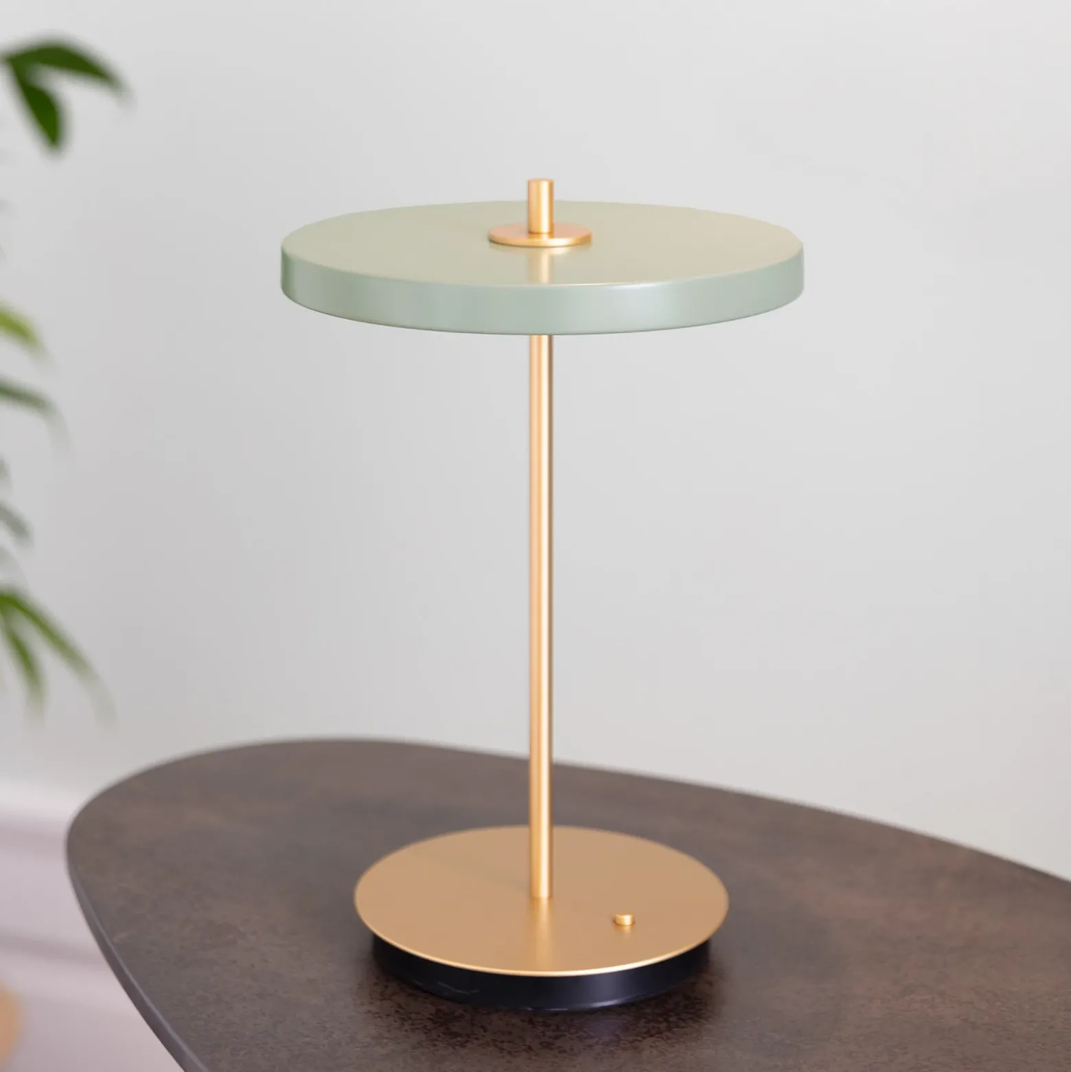 Lámpara de mesa LED recargable UMAGE Asteria Move, verde oliva/latón, 31 cm