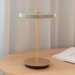 Lámpara de mesa LED recargable UMAGE Asteria Move, verde oliva/latón, 31 cm