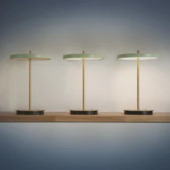 Lámpara de mesa LED recargable UMAGE Asteria Move, verde oliva/latón, 31 cm