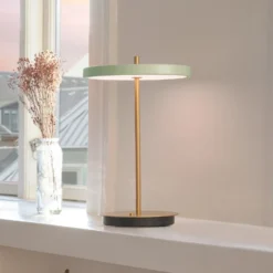 Lámpara de mesa LED recargable UMAGE Asteria Move, verde oliva/latón, 31 cm