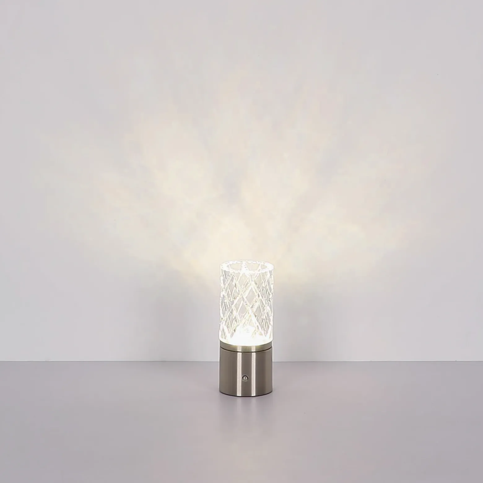 Lámpara de mesa LED recargable Lunki, color latón, altura 19 cm, CCT