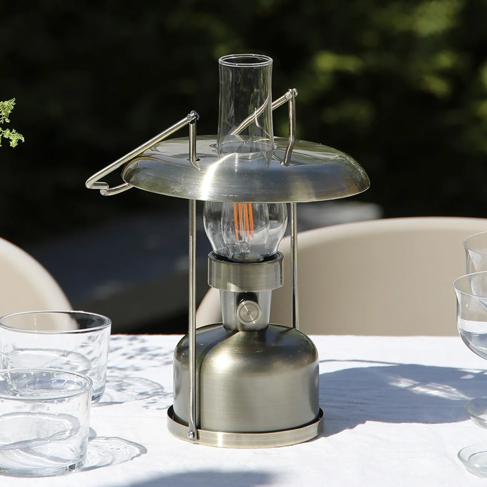 Lámpara de mesa LED recargable Markslöjd Fanos, latón, atenuable, IP44