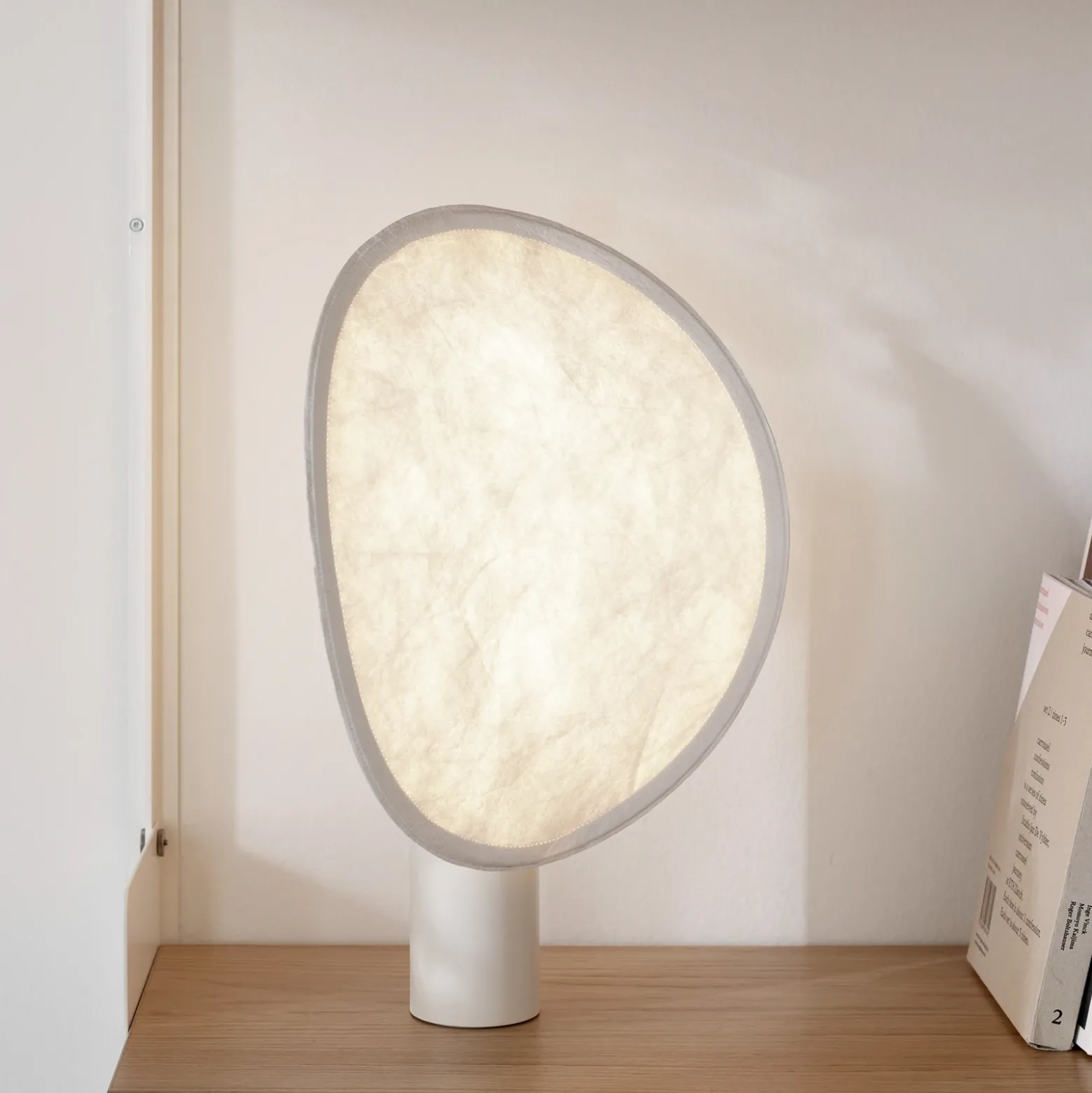 Lámpara de mesa LED recargable New Works Tense, blanca, 43 cm