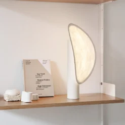 Lámpara de mesa LED recargable New Works Tense, blanca, 43 cm