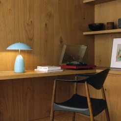 Lámpara de mesa LED recargable Poppy, azul claro, altura 27 cm, metal, atenuable